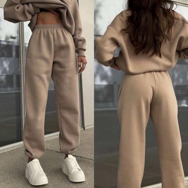 a42a55e8207644a92b9796babbd5495b544e5d95cb239f3f1aec8ca073a3b2ef Sweatshirt and sweatpants two-piece suit